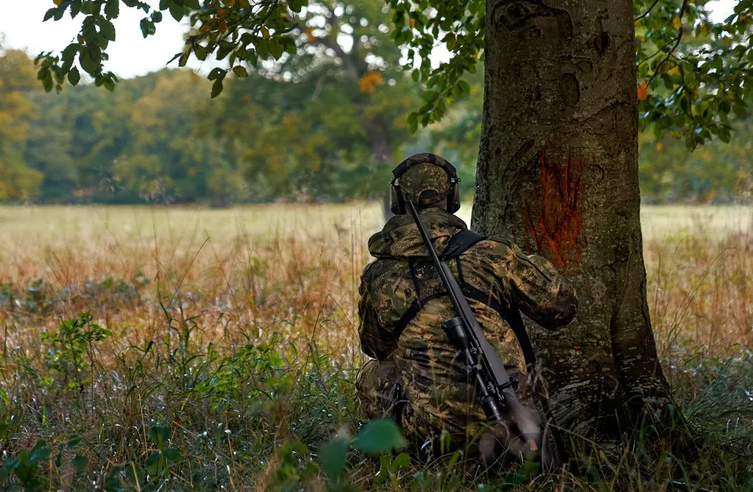 Jägare som smälter in i skogsmiljö med Härkila Deer Stalker HWS