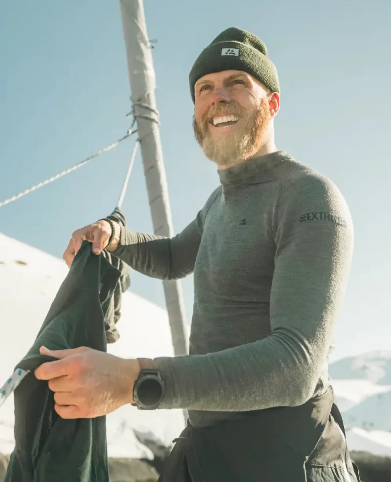 Man utomhus i vintermiljö som bär DANISH ENDURANCE underställ i merinoull under aktiv friluftsvistelse