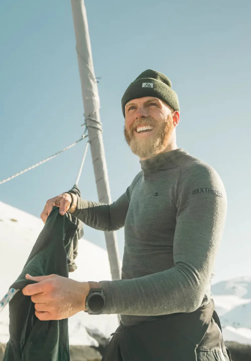 Man utomhus i vintermiljö som bär DANISH ENDURANCE underställ i merinoull under aktiv friluftsvistelse