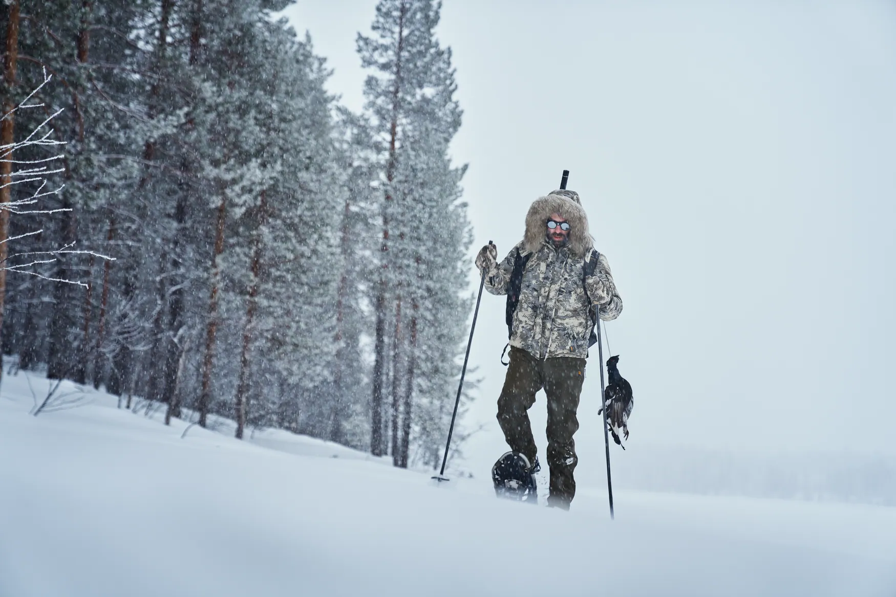 Jägare på vinterjakt i snötäckt skog – exempel på rörlig jakt i kyla