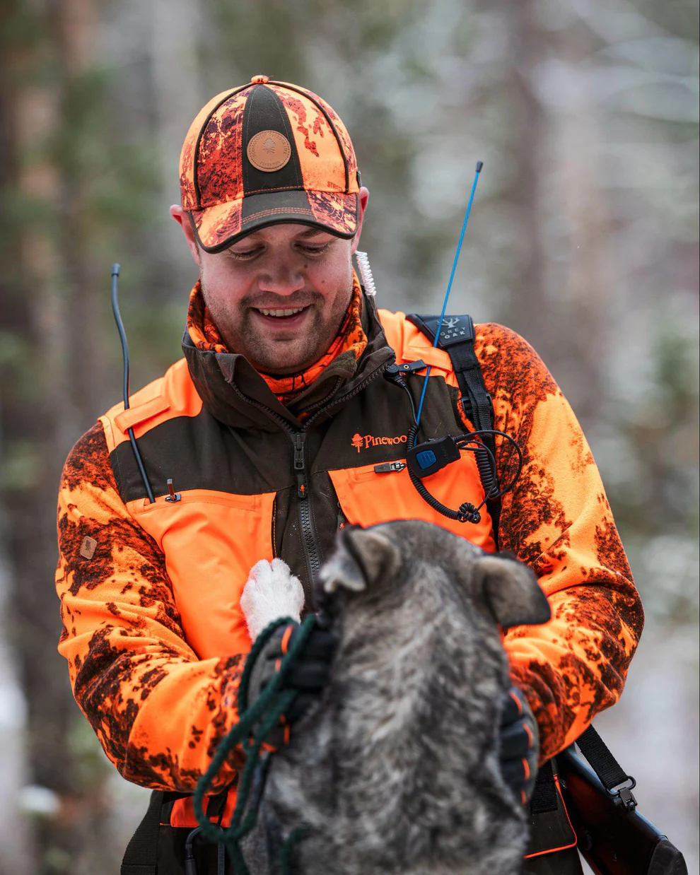 Pinewood Furudal Hunters Waterproof Cap Strata på jägare under jakt i skog