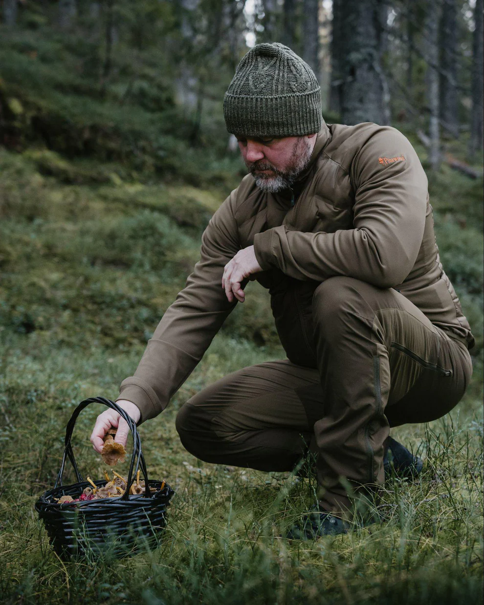 Pinewood Abisko Brenton Trousers vid aktivt friluftsliv i skogen