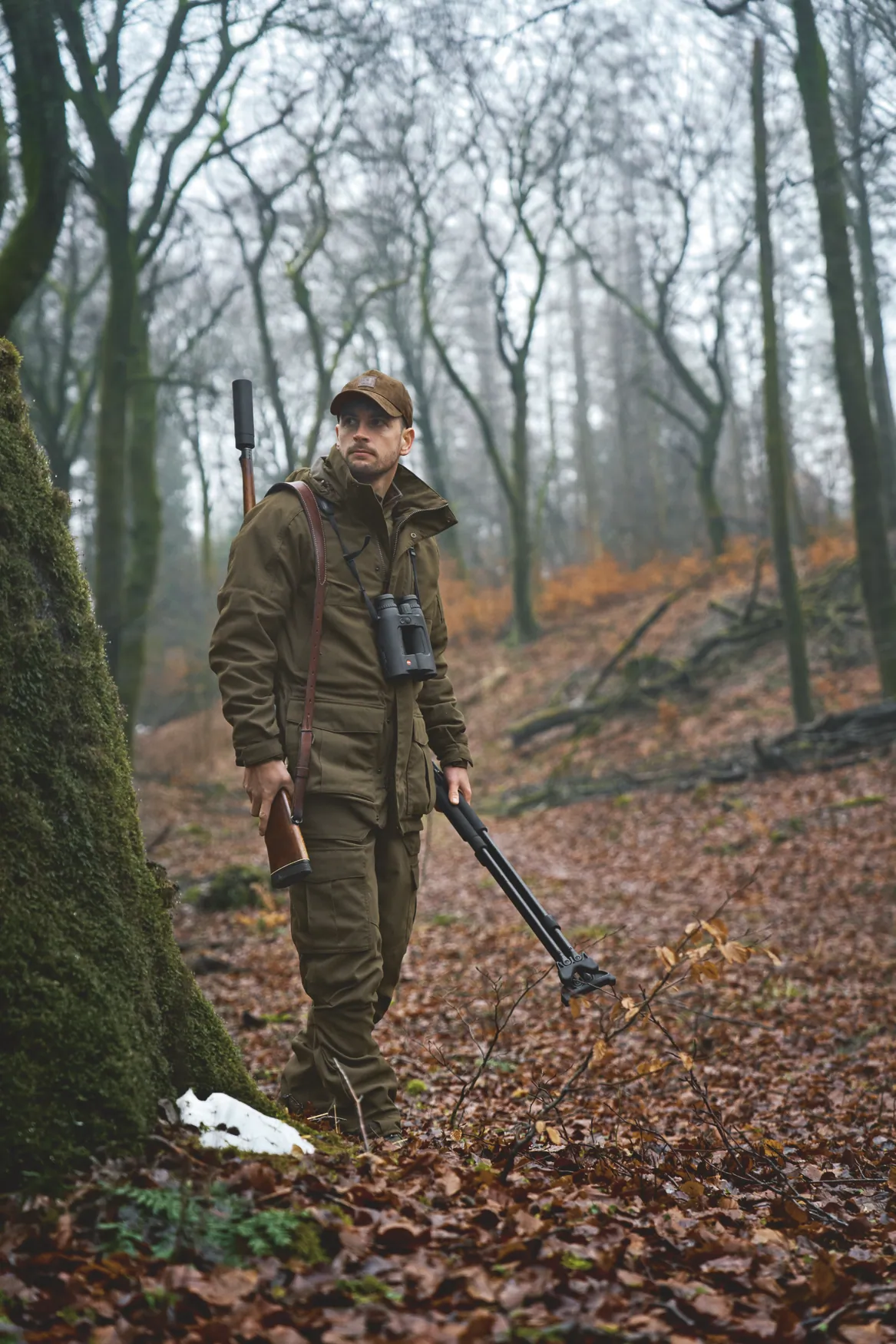 Jägare rör sig i kuperad terräng med Härkila Pro Hunter Gore-Tex Legacy byxor