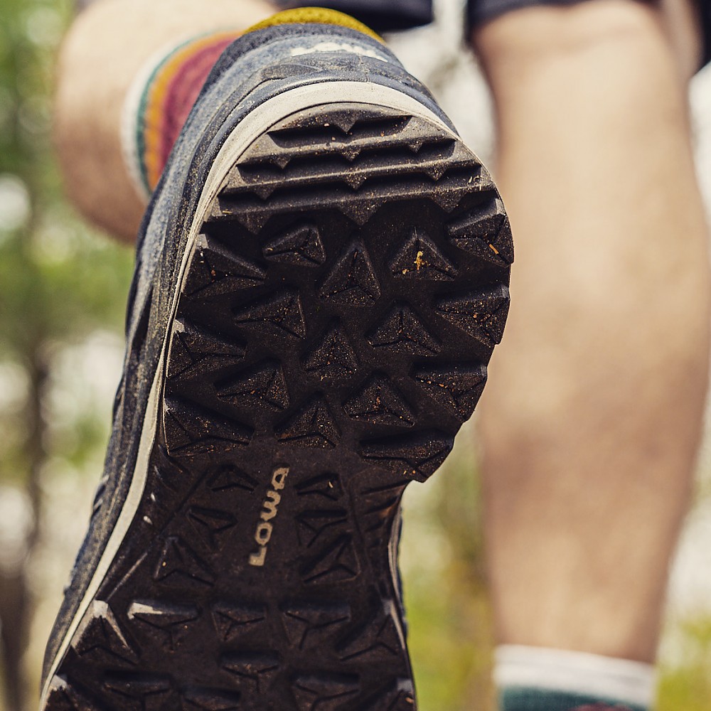 Yttersula på LOWA Innox Pro GORE-TEX Low i användning med greppmönster för stabilt fäste