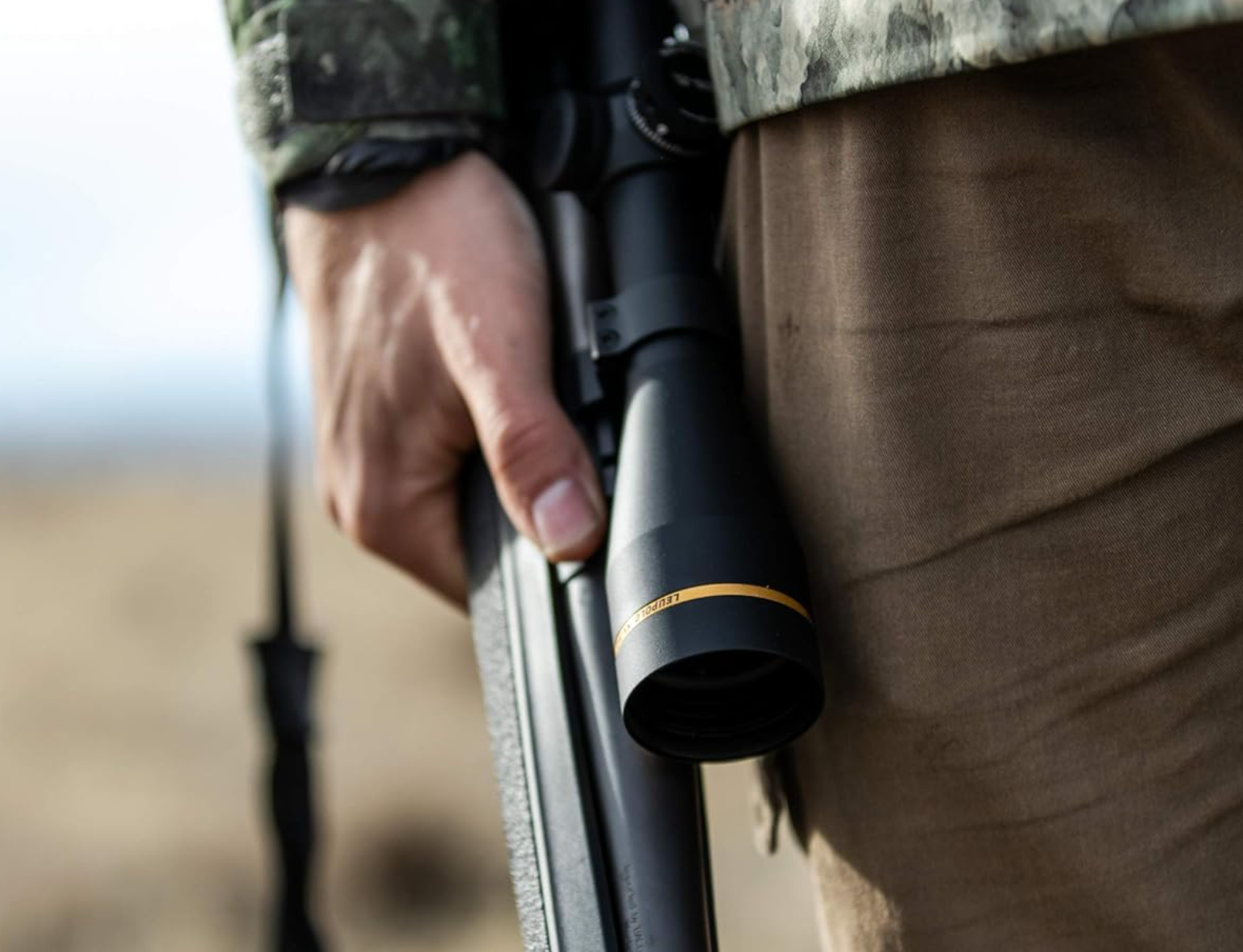 Leupold VX-3HD kikarsikte monterat på jaktgevär, närbild på objektiv och guldring under jakt