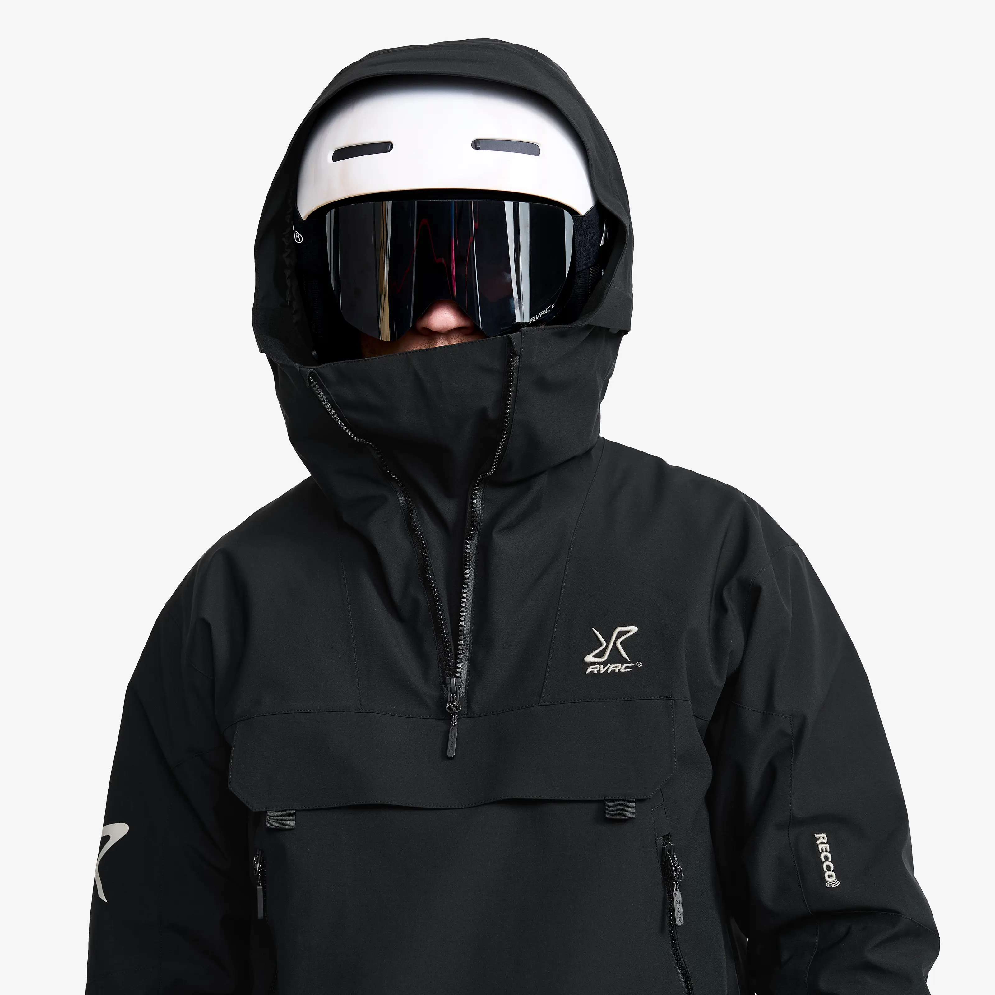 RevolutionRace AccXel Insulated 2L Ski Jacket använd med skidhjälm i vintermiljö