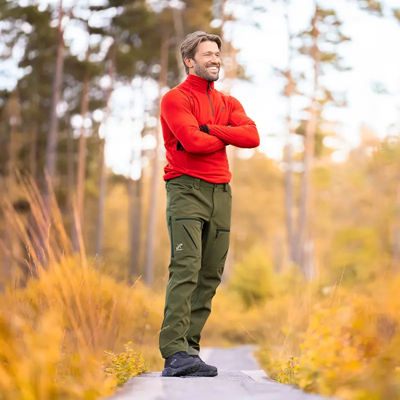RevolutionRace Hiball Softshell Pants använda under höstvandring i skogsmiljö