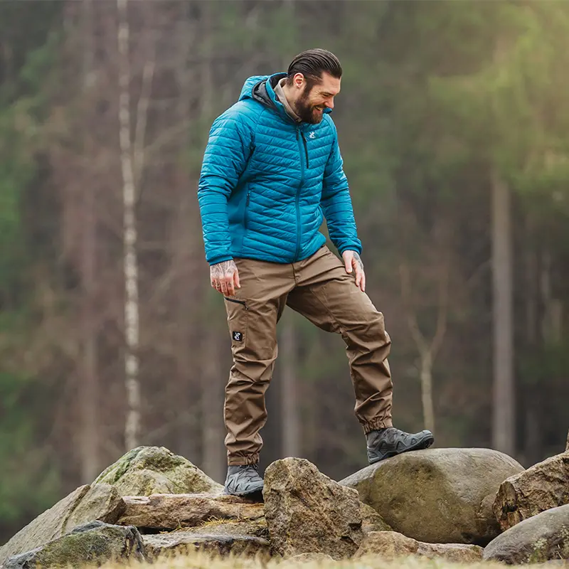 RevolutionRace Outdoor Basic Pants på vandrare i höstlandskap