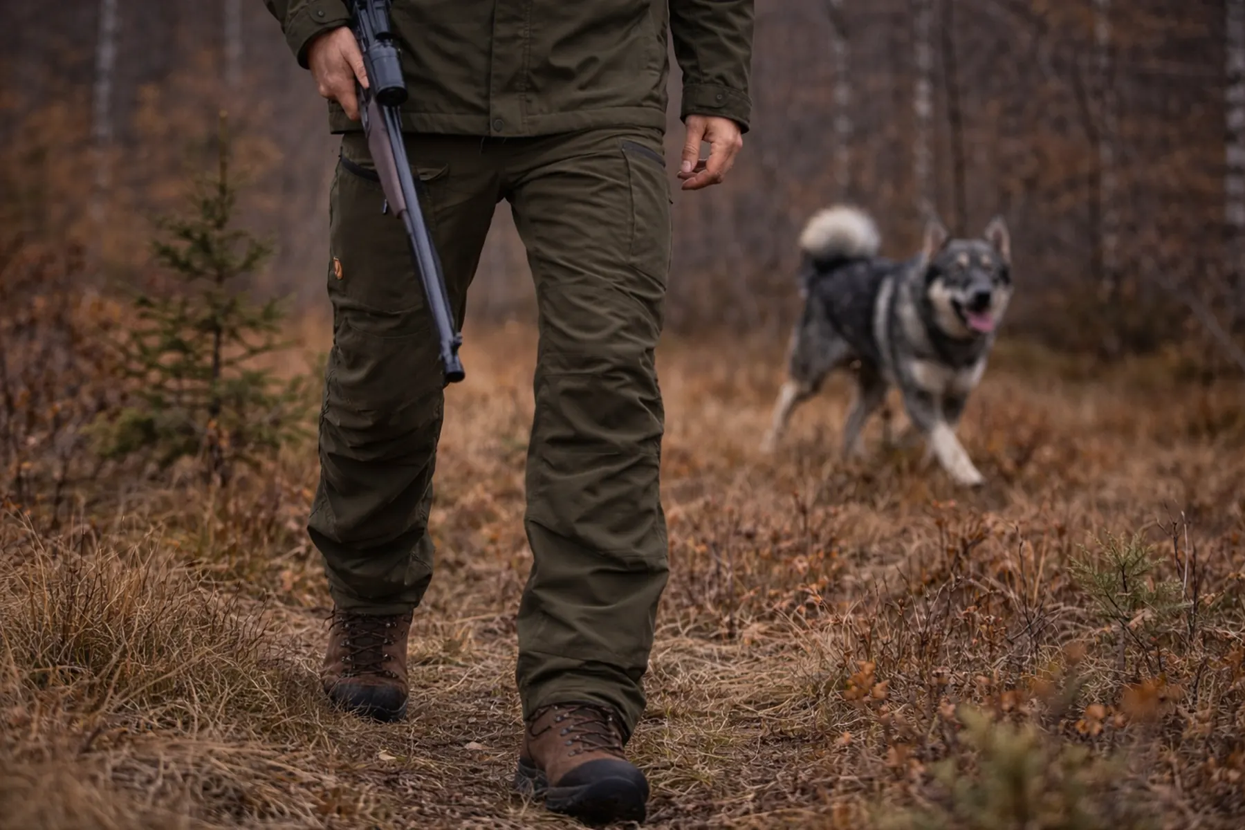 Fjällräven Drev Hybrid Trousers i höstmiljö under aktiv jakt med jakthund i bakgrunden