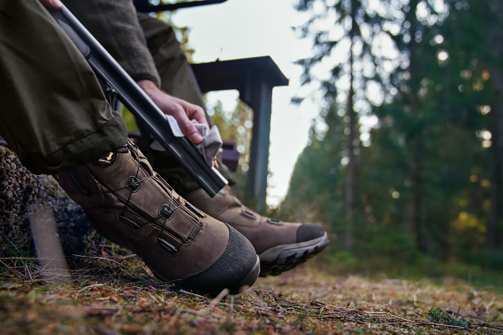 Jägare i skogsterräng med Härkila Reidmar Mid 2.0 GTX jaktkängor under rörlig jakt.