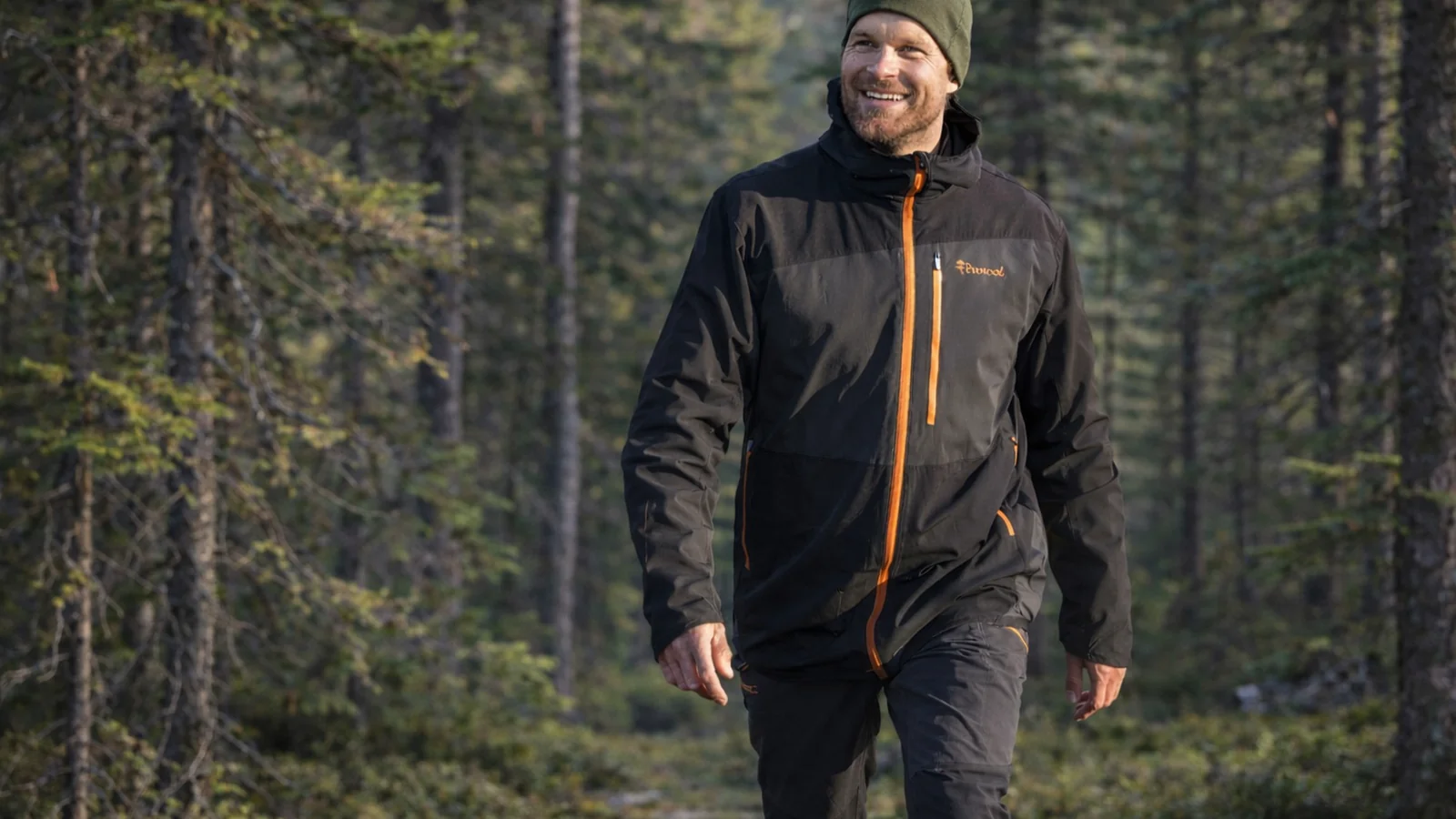 Pinewood Men's Abisko Light Stretch Jacket i granskog – lätt och stretchig friluftsjacka för vandring