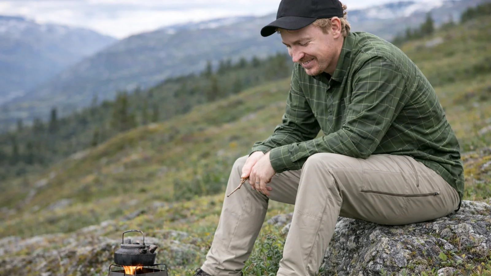 Pinewood Men's Abisko Light Stretch Pants på fjället – lätta och stretchiga friluftsbyxor för vandring och sommarbruk