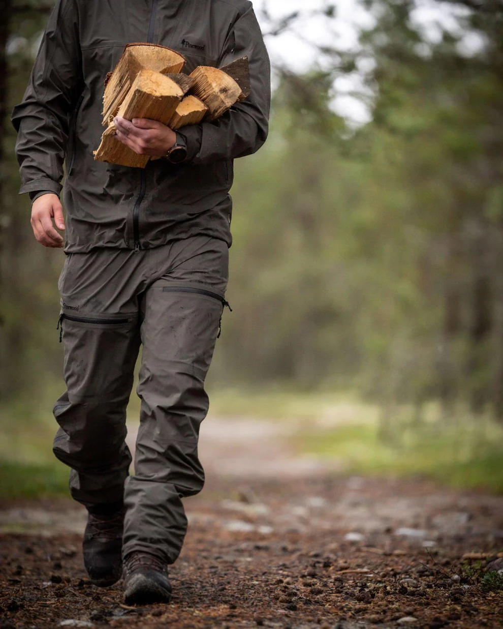 Pinewood Abisko Pathfinders 3L Pants använda vid vandring i blöt terräng