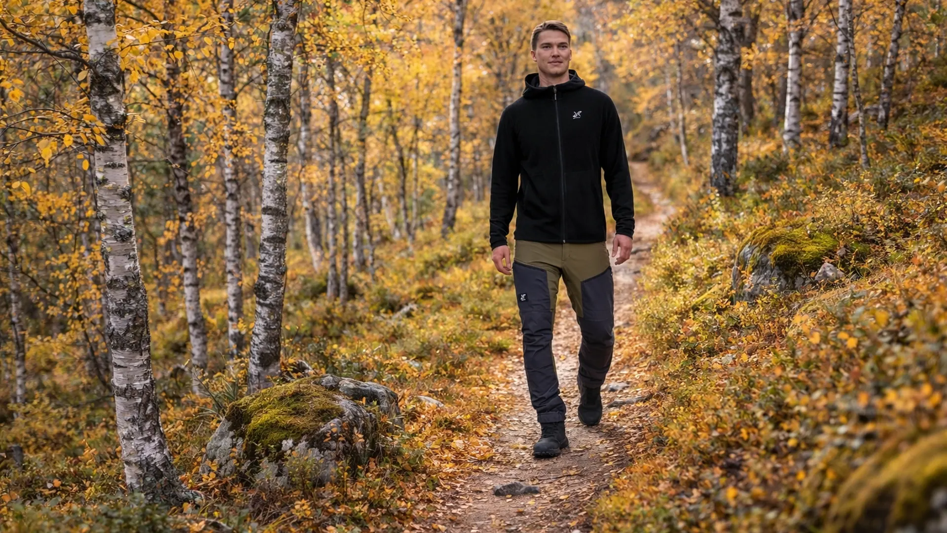 RevolutionRace Hiker Fleece Hoodie på man i björkskog på höstig vandringsstig