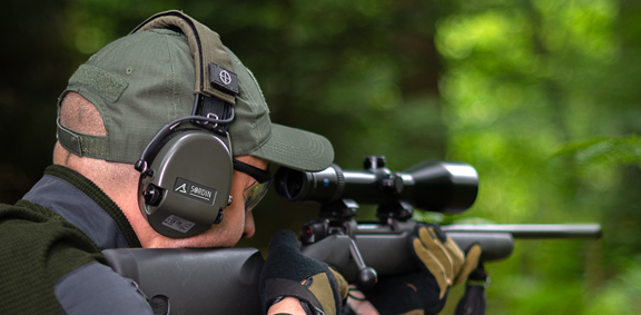 Skytt med Sordin ACE Core TAC hörselskydd vid sportskytte