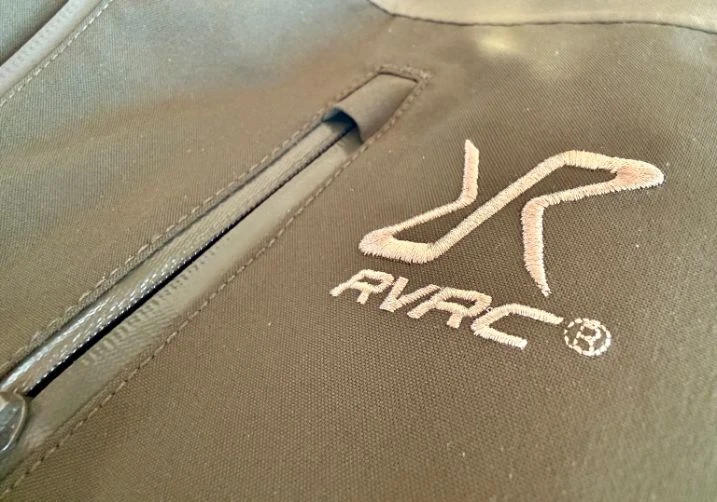 RevolutionRace Silence ProShell jacka logotyp och bröstficka detalj