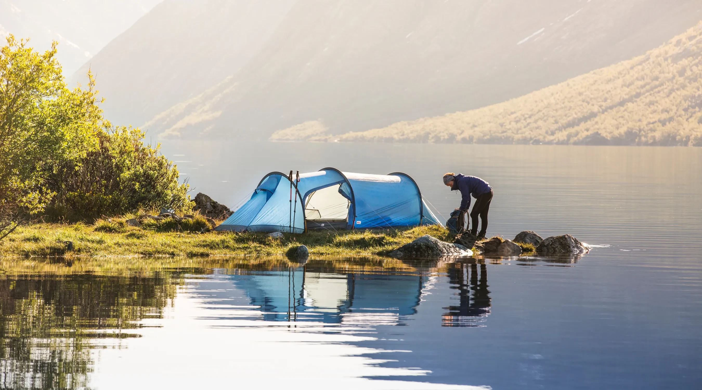 Fjällräven Abisko Endurance 3 vid sjö i lugn naturmiljö