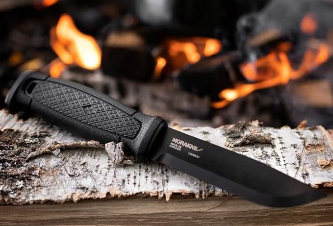Morakniv Garberg Black Carbon bushcraftkniv vid lägereld ute i naturen