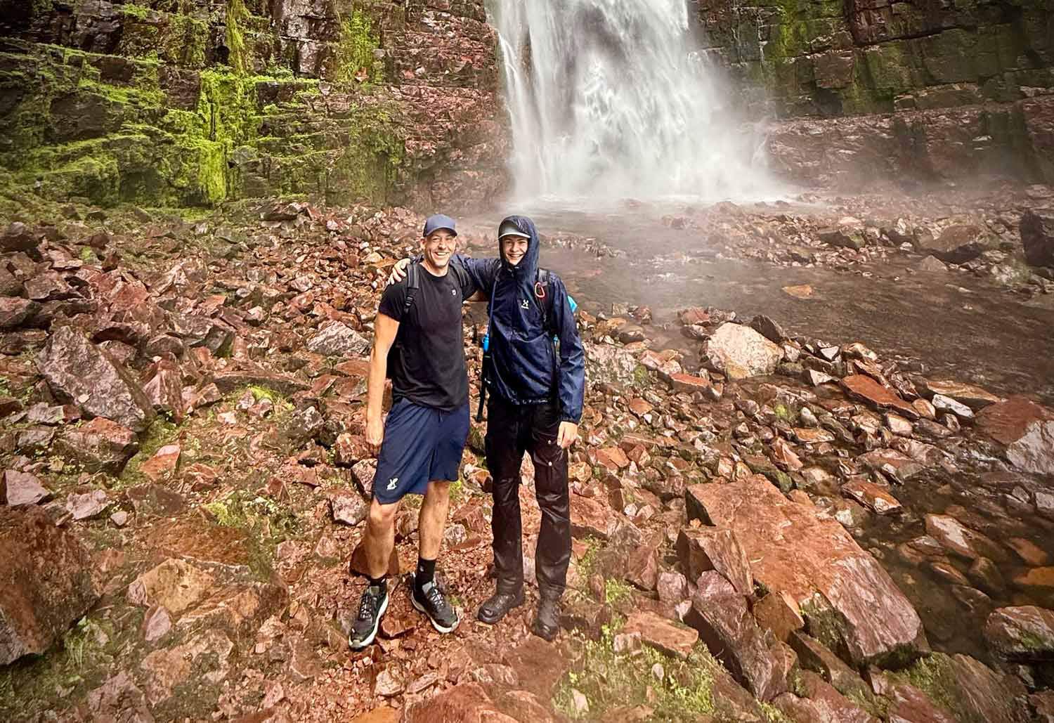 RevolutionRace Rise 2-in-1 Shorts använda under vandring vid Njupeskärs vattenfall i Fulufjällets nationalpark.