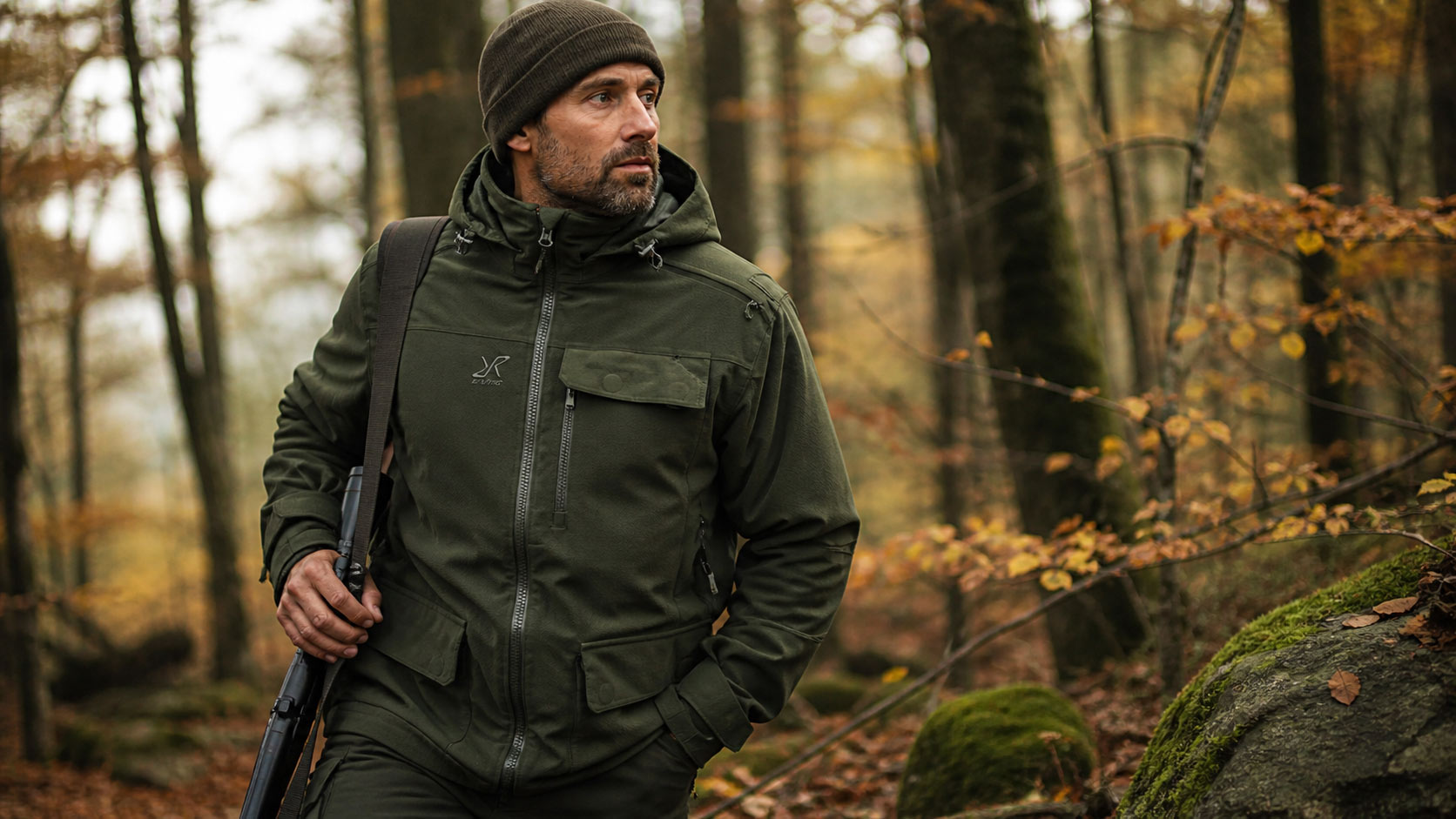 RevolutionRace Trace Silent Pro 2L Jacket i bokskog under höst – tyst jaktjacka i naturlig miljö