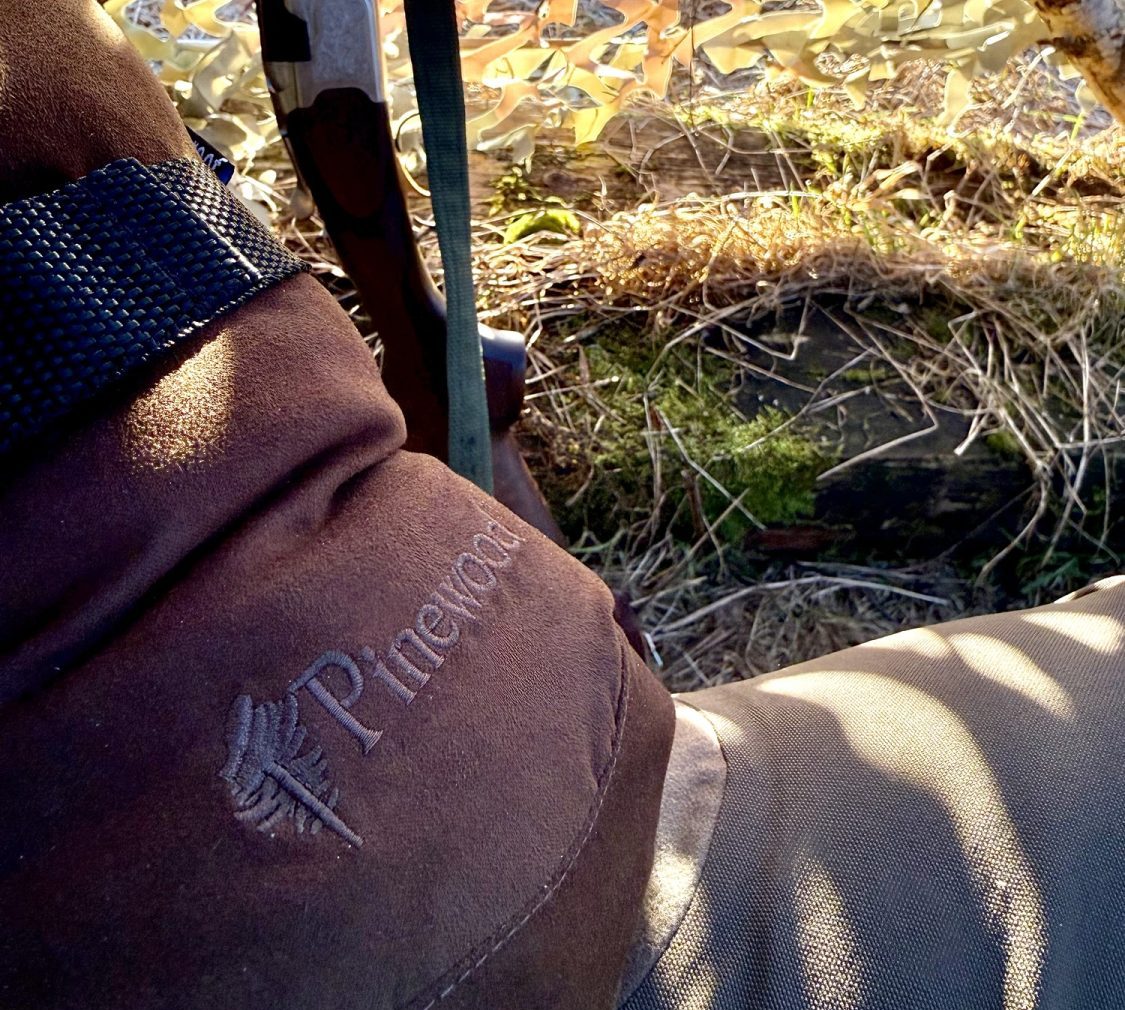 Pinewood Hunting Glove Arctic använd under passjakt i gömsle under en kall vinterdag.