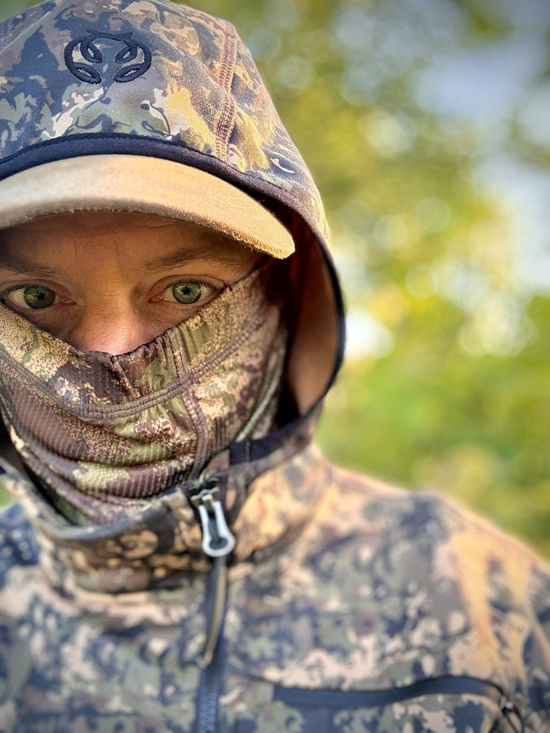 Jägare bär Härkila Deer Stalker Neck Gaiter tillsammans med Chevalier Hunter Stretch Zip Hoodie under smygjakt.